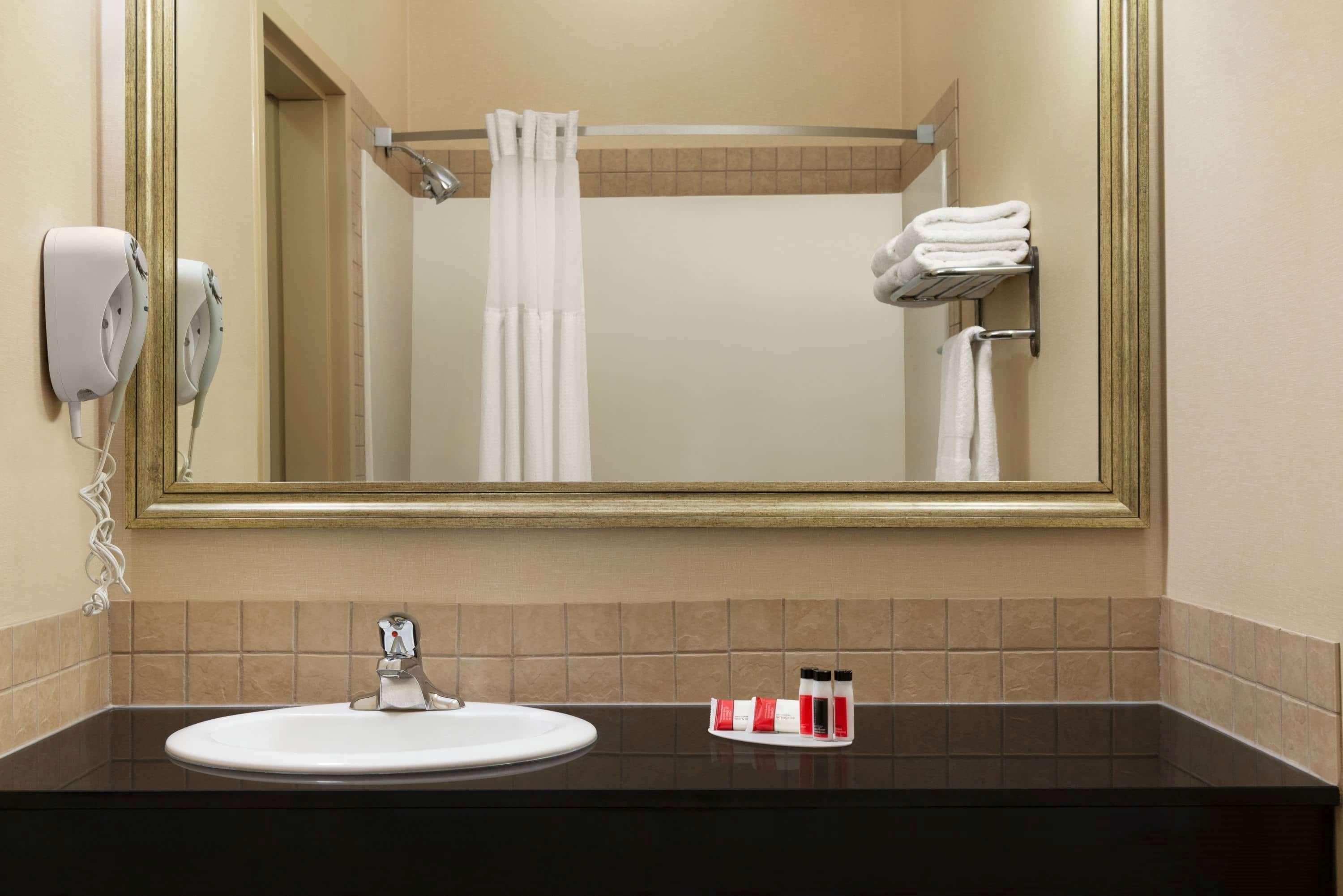Ramada By Wyndham Drayton Valley Екстер'єр фото