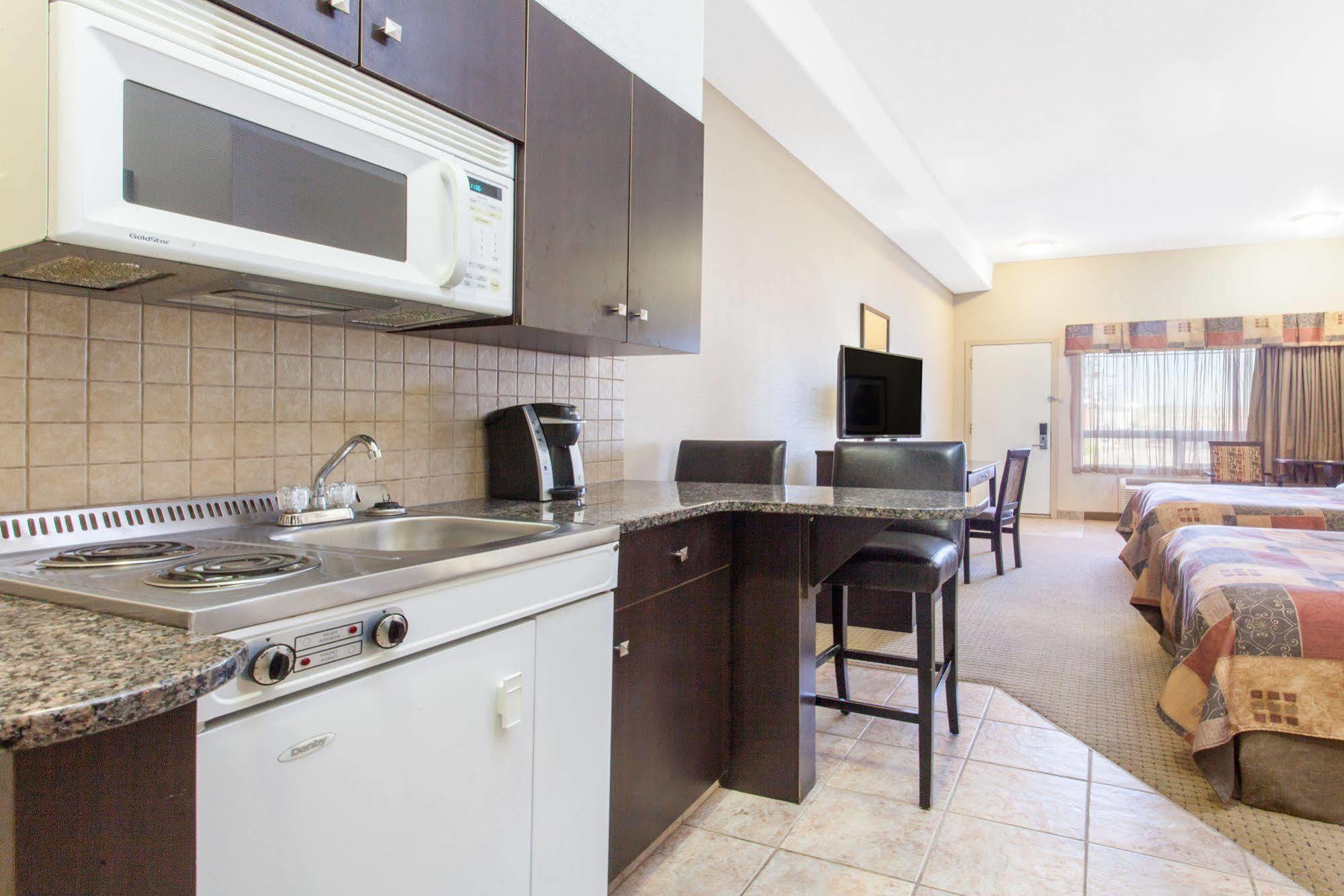 Ramada By Wyndham Drayton Valley Екстер'єр фото
